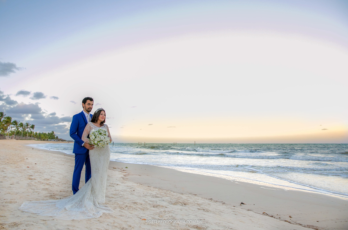 um lindo ceu em trancoso ajudando na composição dessa fotografia da sotter, onde os noivos estão abraçados olhando o mar