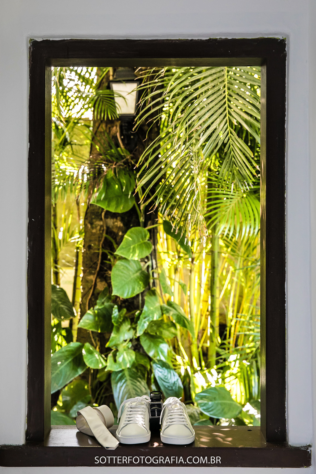 janela do quarto do noivo onde está o sapato e o cinto