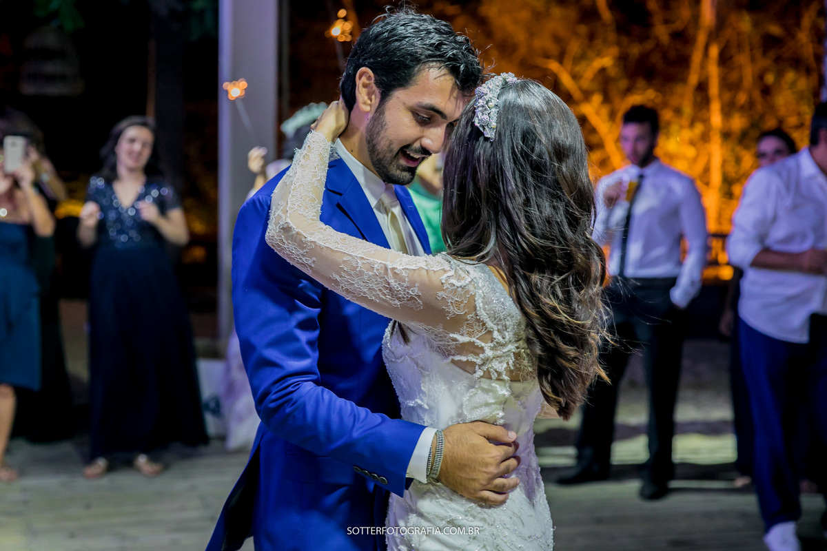 noivos dançando na festa de casamento em trancoso pela sotter fotografia