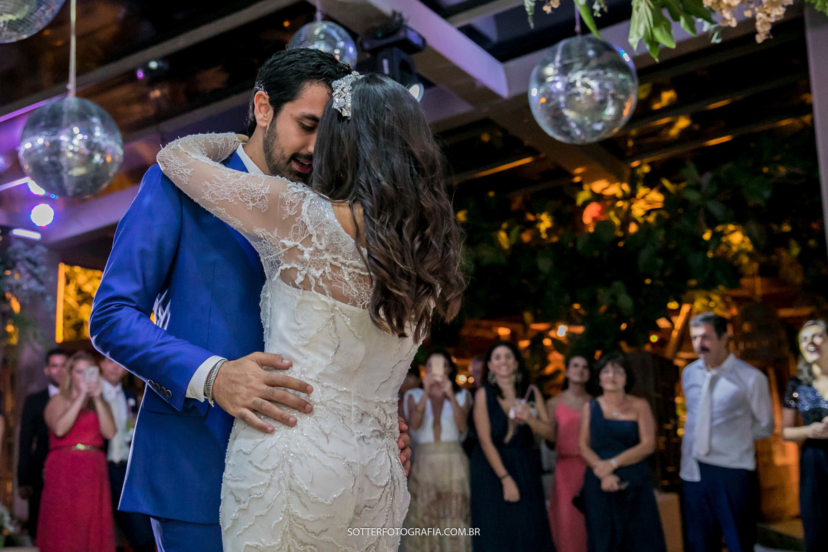 dança dos noivos na pisa de dança , todos os convidados olhando o casal