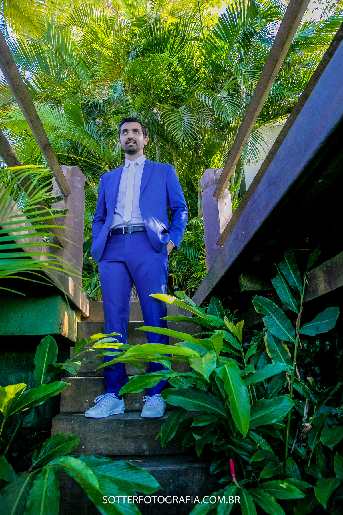 noivo vestindo terno azul, fazendo pose para foto