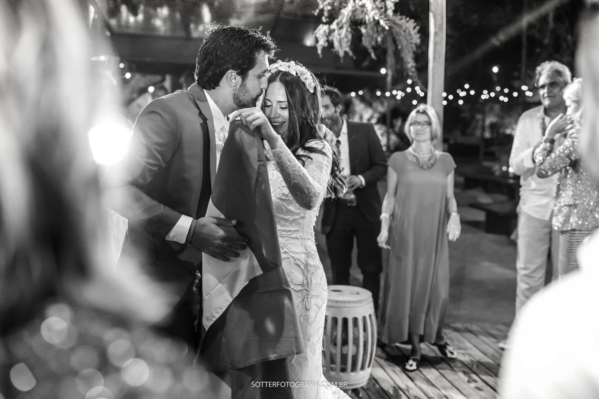 Fotografo de casamento em trancoso noiva tirando o blaser  do noivo na pista de dança