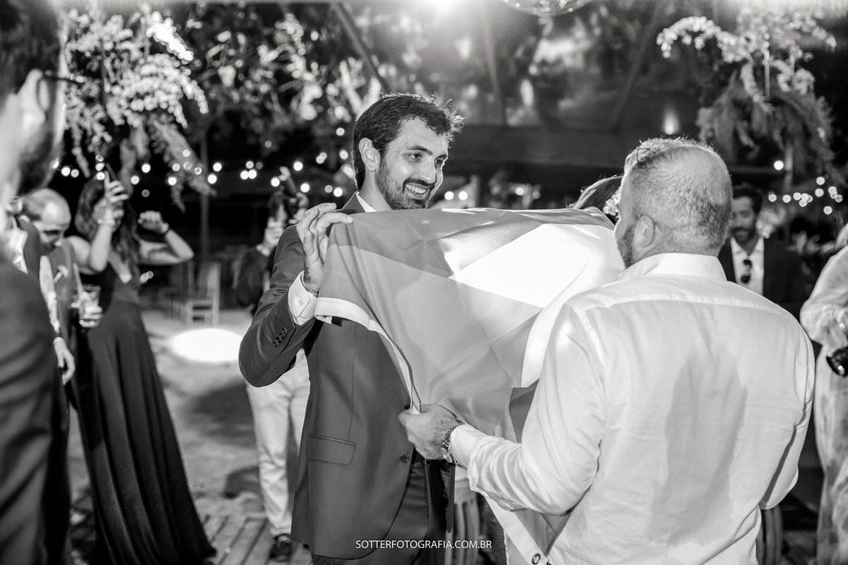 SOTTER FOTOGRAFIA - FOTOGRAFO DE CASAMENTO EM TRANCOSO noivo mostrando a bandeira marroquina ao seu amigo