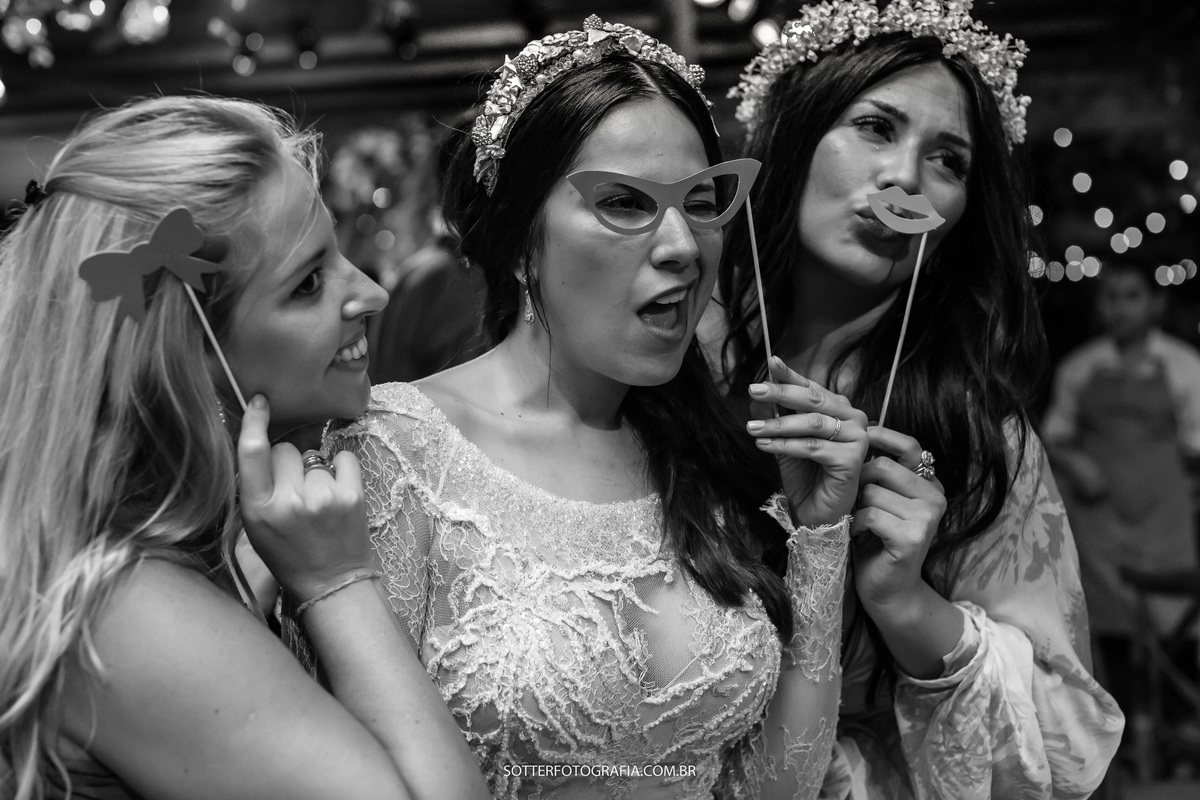 FOTOGRAFO DE CASAMENTO EM TRANCOSO sotter fotografia  a noiva e duas amigas fazendo caras e bocas com oculos no casamento