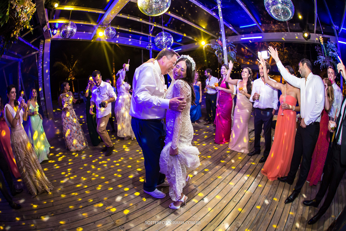 SOTTER FOTOGRAFIA - FOTOGRAFO DE CASAMENTO EM TRANCOSO noiva dançando com o pai na pista de dança
