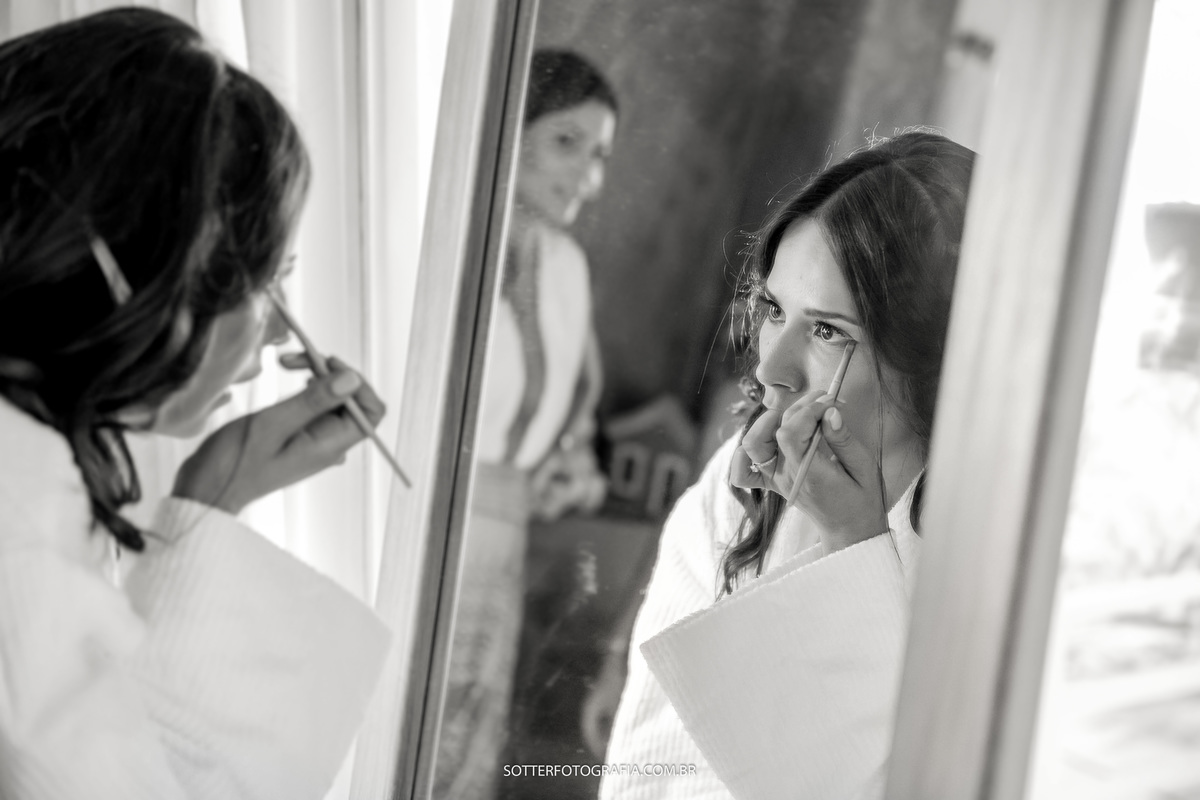 a noiva se maquiando com as amigas