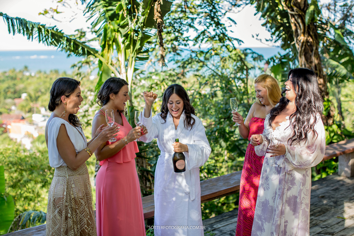 a hora do brinde, noiva e madrinhas vibram com o champagne
