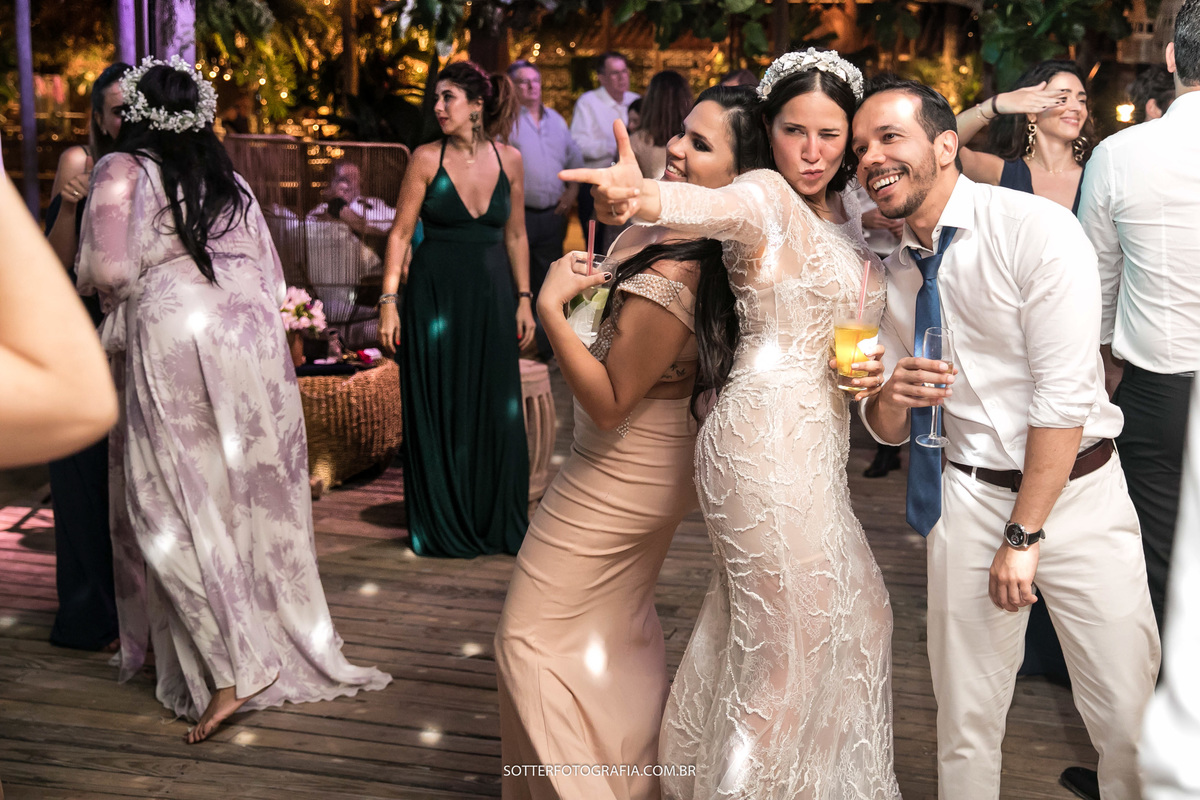 SOTTER FOTOGRAFIA - FOTOGRAFO DE CASAMENTO EM TRANCOSO noiva dançando com dois amigos 