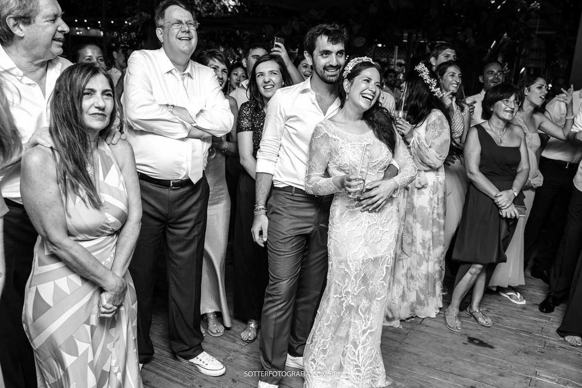 SOTTER FOTOGRAFIA - noivos recebendo homenagem de amigos que moram em outros paises todos parados assistindo no telão