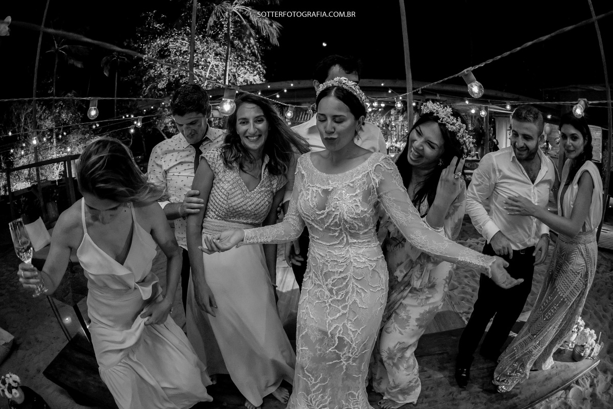 FOTOGRAFO DE CASAMENTO EM TRANCOSO noiva dançando com amigas em uma foto preto e branco 