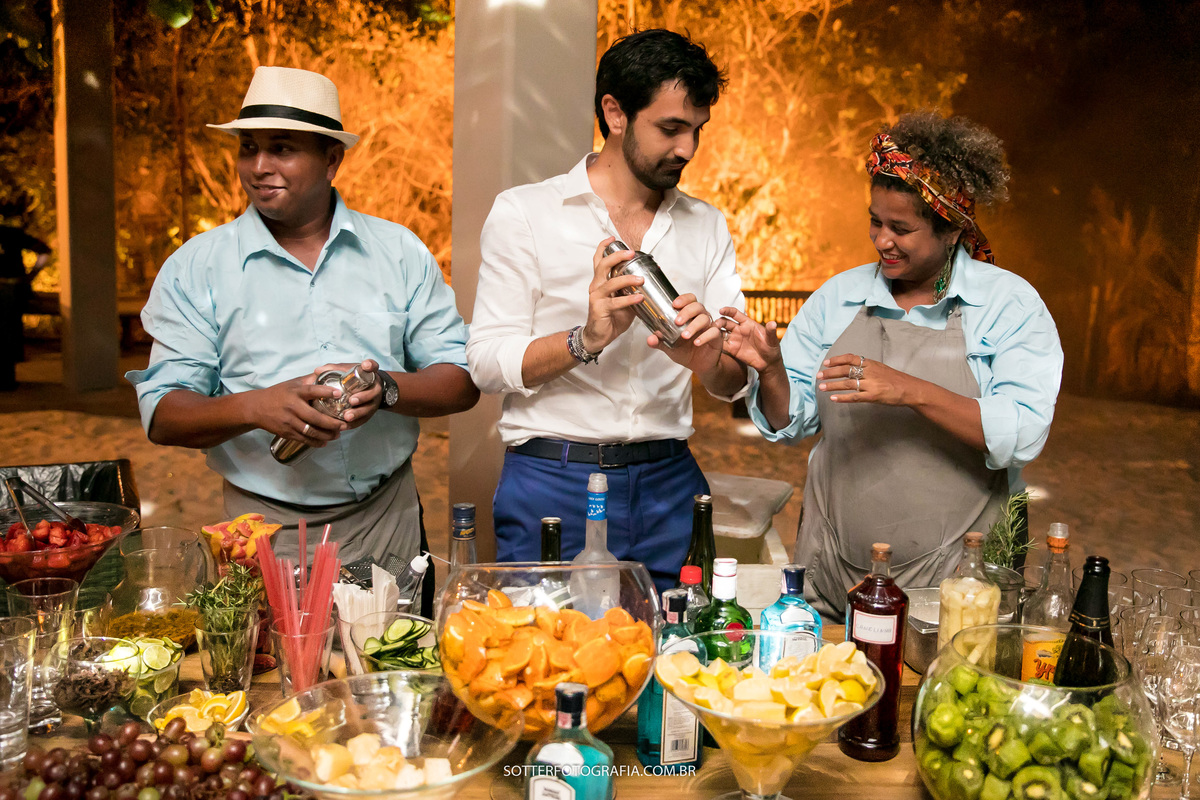 FOTOGRAFO DE CASAMENTO EM TRANCOSO noivo no bar do casamento fazendo bebida com a garçonete no seu casamento 