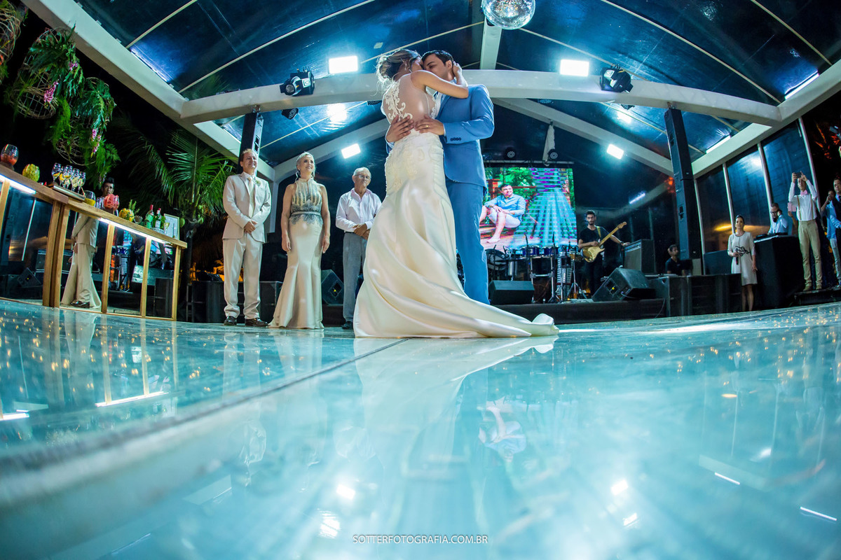 PISTA DE DANÇA LOTADA NO CASAMENTO EM TRANCOSO 