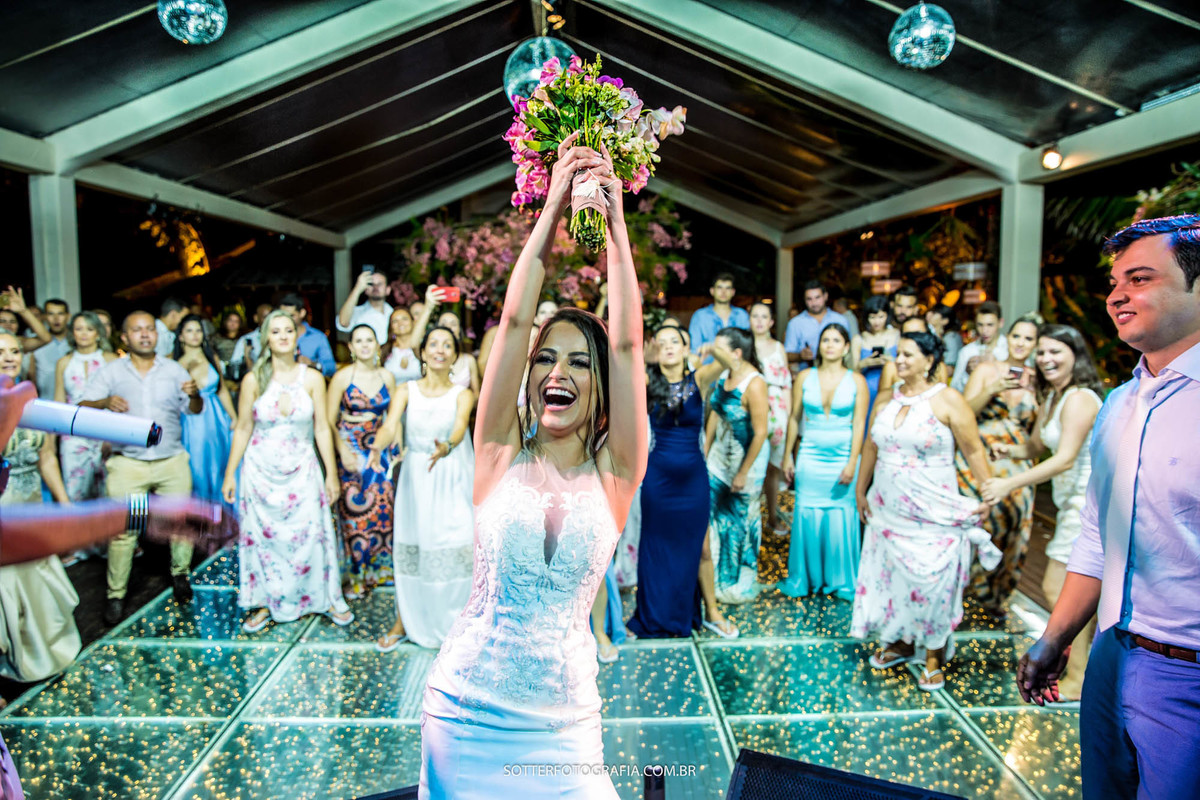 CASAMENTO EM ARRAIAL DAJUDA NOIVA SEGURANDO BUQUE FESTA SOTTER FOTOGRAFIA