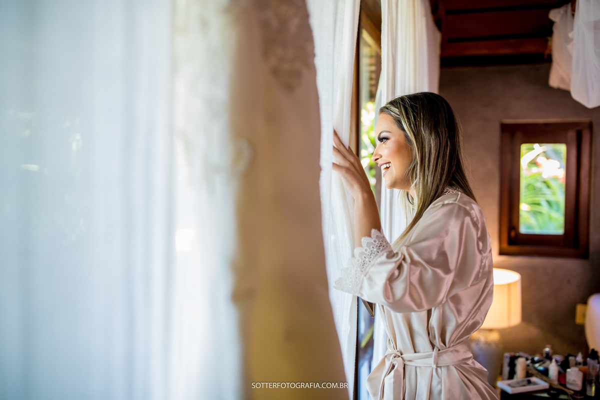 irmâ  fechando os botões do VESTIDO DE NOIVA para se casar em TRANCOSO NA BAHIA SOTTER FOTOGRAFIA