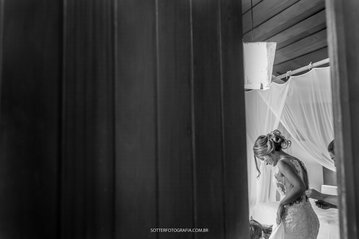 Retocando o batom dA NOIVA em TRANCOSO foto da SOTTER FOTOGRAFIA 