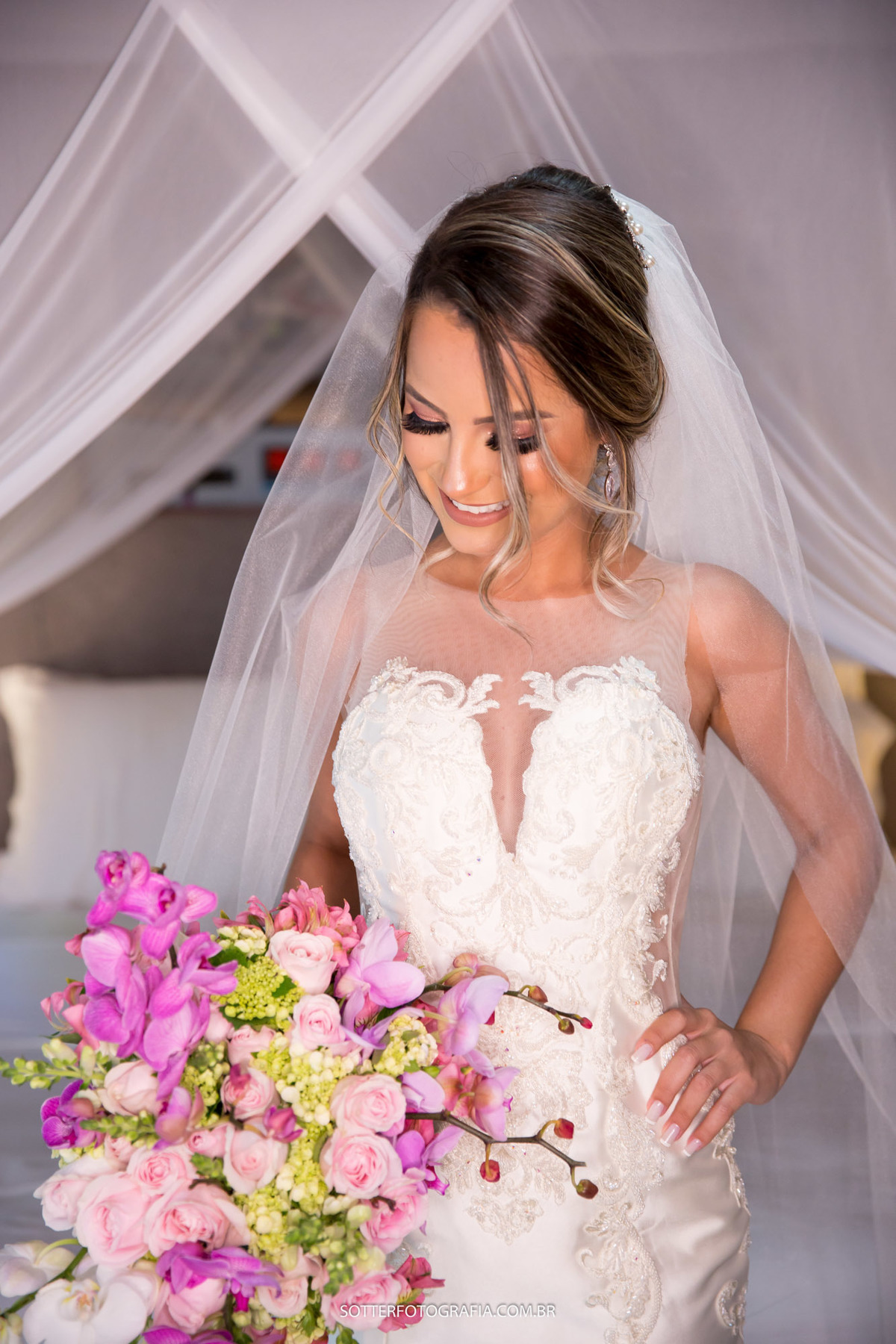 FOTOGRAFO DE CASAMENTO EM TRANCOSO registrando o making off da NOIVA em uma foto preto e branco 