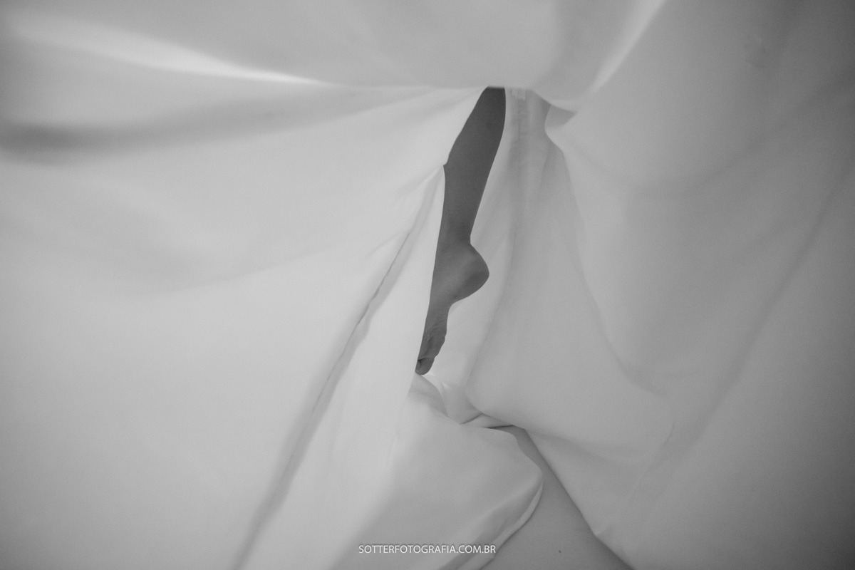 NOIVA calçando o sapato para se CASAR EM TRANCOSO SOTTER FOTOGRAFIA