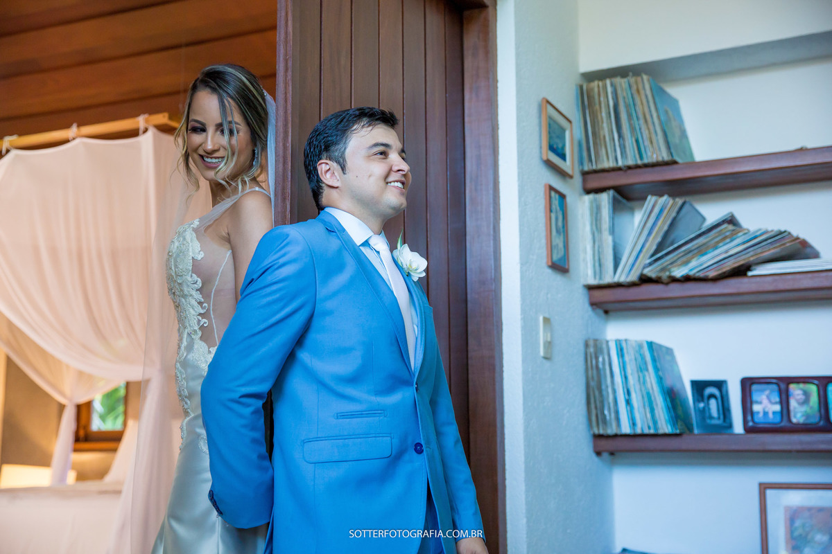 NOIVA CAMINHANDO EM TRANCOSO JUNTO COM A SOTTER FOTOGRAFIA 