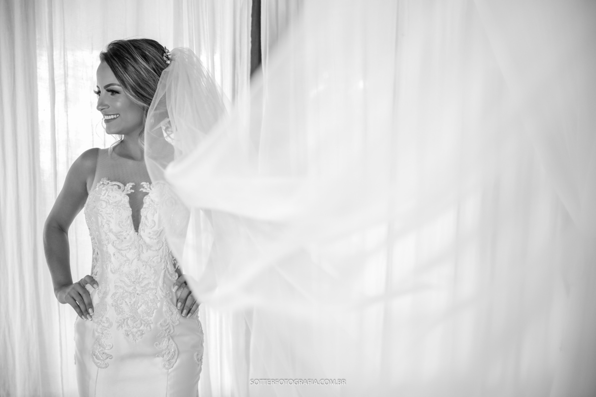 NOIVA posando para a SOTTER FOTOGRAFIA EM TRANCOSO