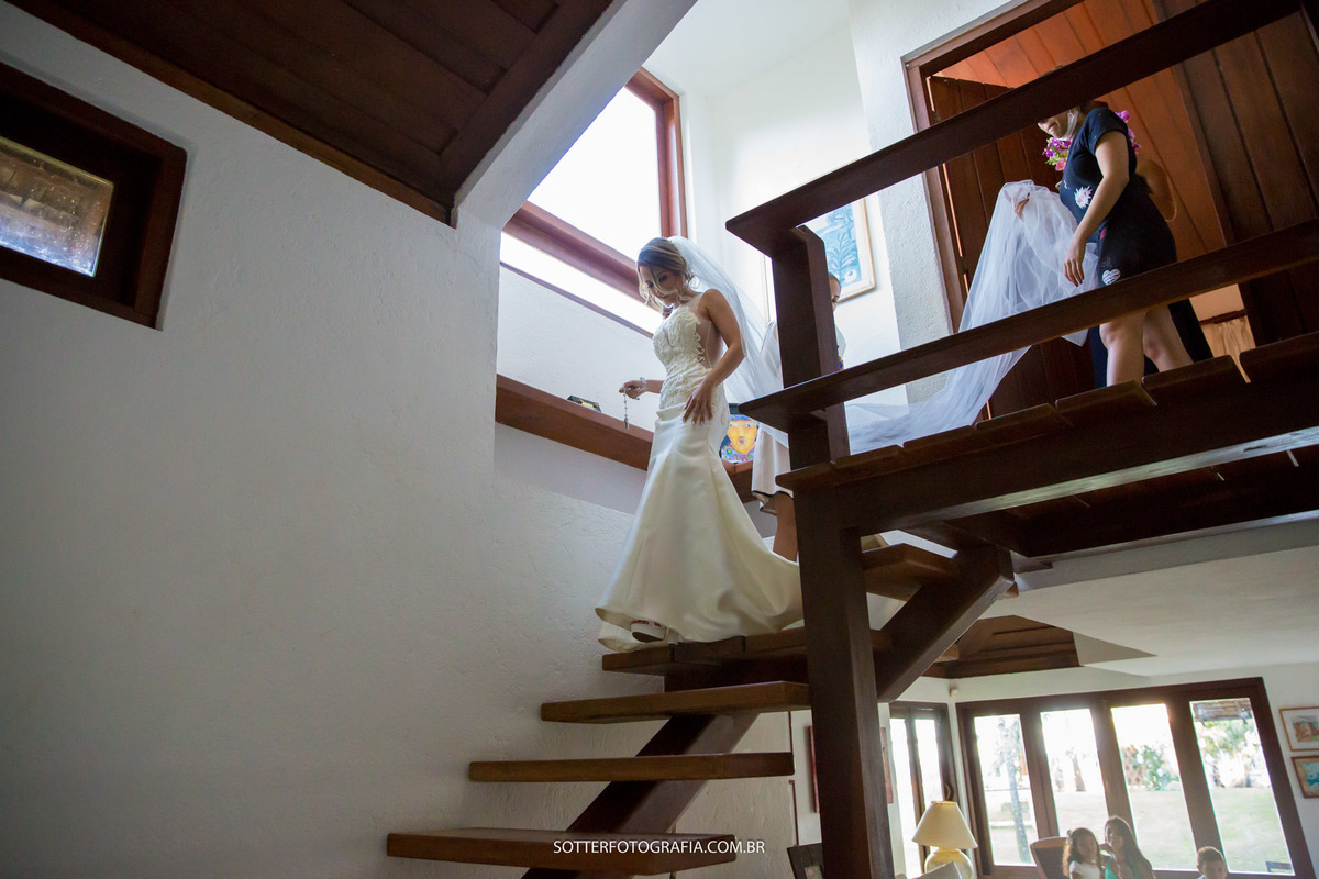 NOIVA caminhando na casa enquanto é fotografada pela SOTTER FOTOGRAFIA EM TRANCOSO