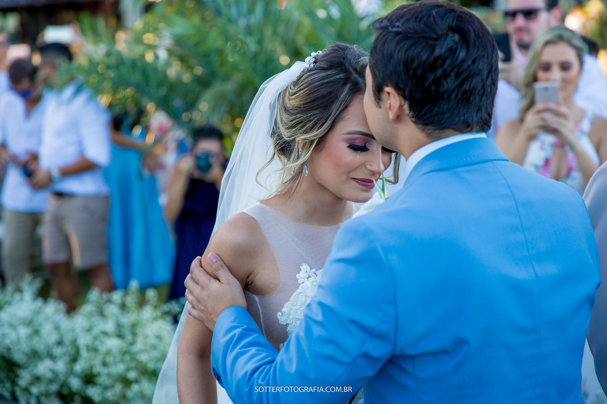 NOIVO SEGURANDO A MAO DA NOIVA E CHORANDO NO CASAMENTO QUE FOI REALIZADO EM TRANCOSO PELA SOTTER FOTOGRAFOS DE CASAMENTO
