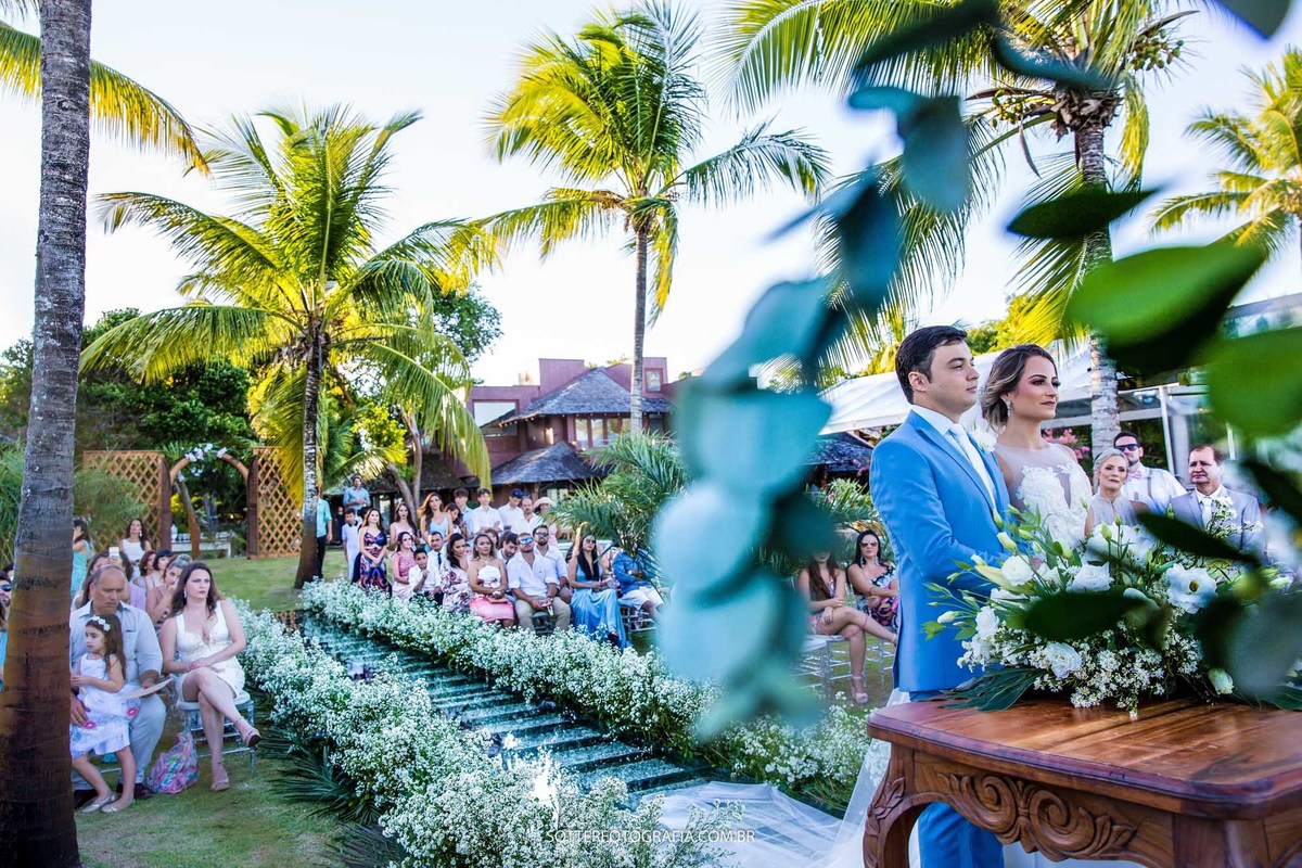 MÃE DO NOIVO ENTREGANDO O LENÇO PARA ELE CHORAR FOTOGRAFO DE CASAMENTO EM TRANCOSO 