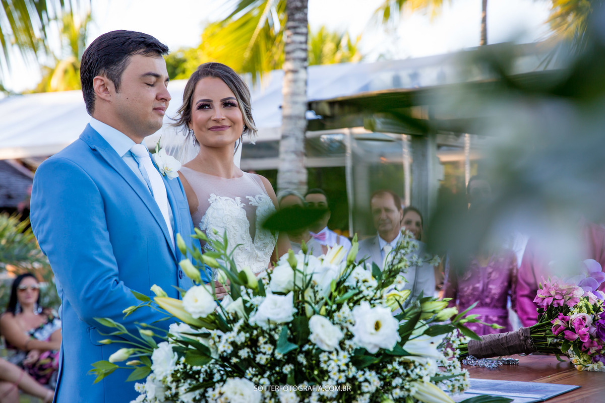 DE MÃOS DADAS OS NOIVOS DURANTE A CERIMÔNIA EM TRANCOSO PELO OLHAR DO FOTOGRAFO DE CASAMENTO 