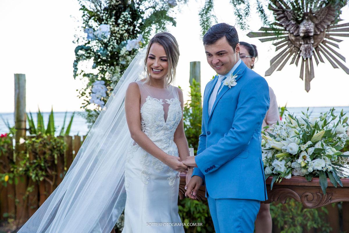 ENTRADA DAS ALIANÇAS COM UMA BEBÊ EM TRANCOSO PELO OLHAR LINDO DA SOTTER FOTOGRAFIA 