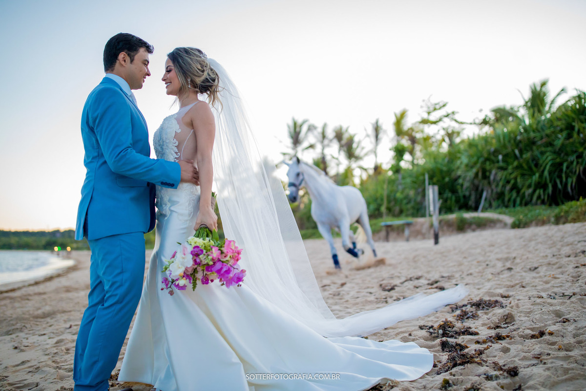 FOTOGRAFO DE CASAMENTO EM TRANCOSO BAHIA NOIVA SENDO JOGADA PARA CIMA NA PISTA DE DANÇA