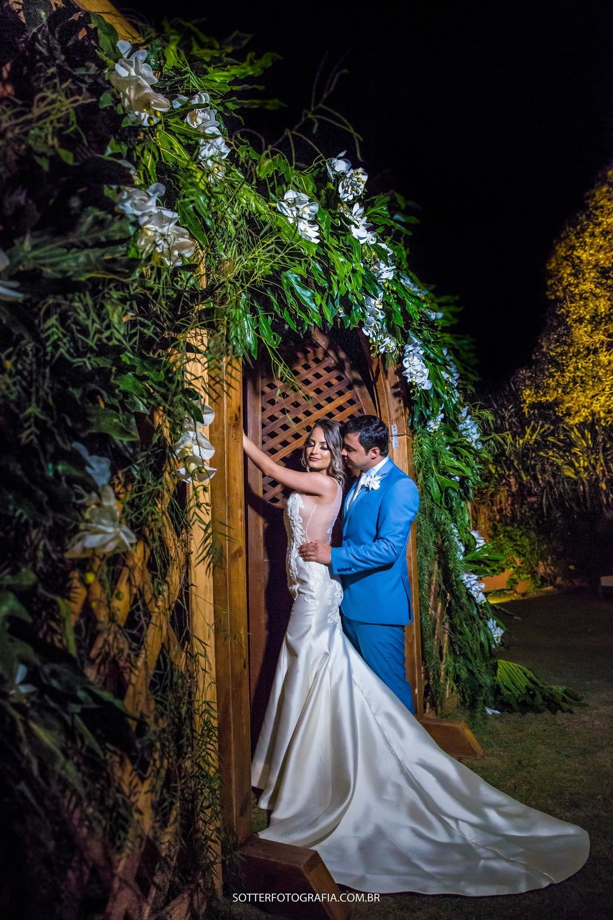 DANÇA NA PISTA DURANTE O CASAMENTO EM TRANCOSO 