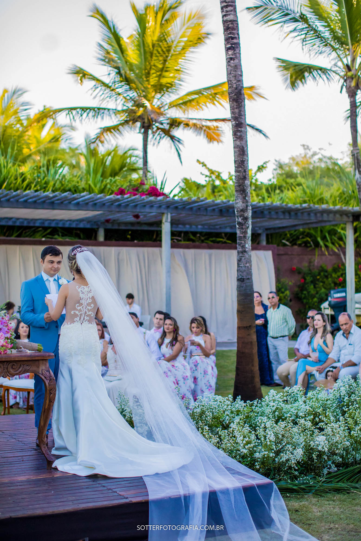 NOIVO SORRINDO NO CASAMENTO EM TRANCOSO FOTOGRAFIA DE SOTTER