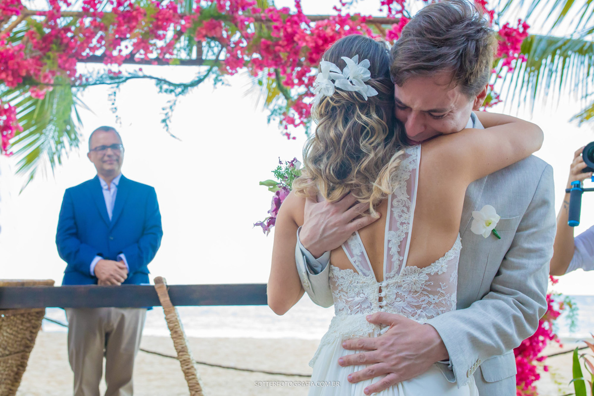 ABRAÇO APAIXONADO EM TRANCOSO DURANTE O CASAMENTO SOTTER FOTOGRAFIA 