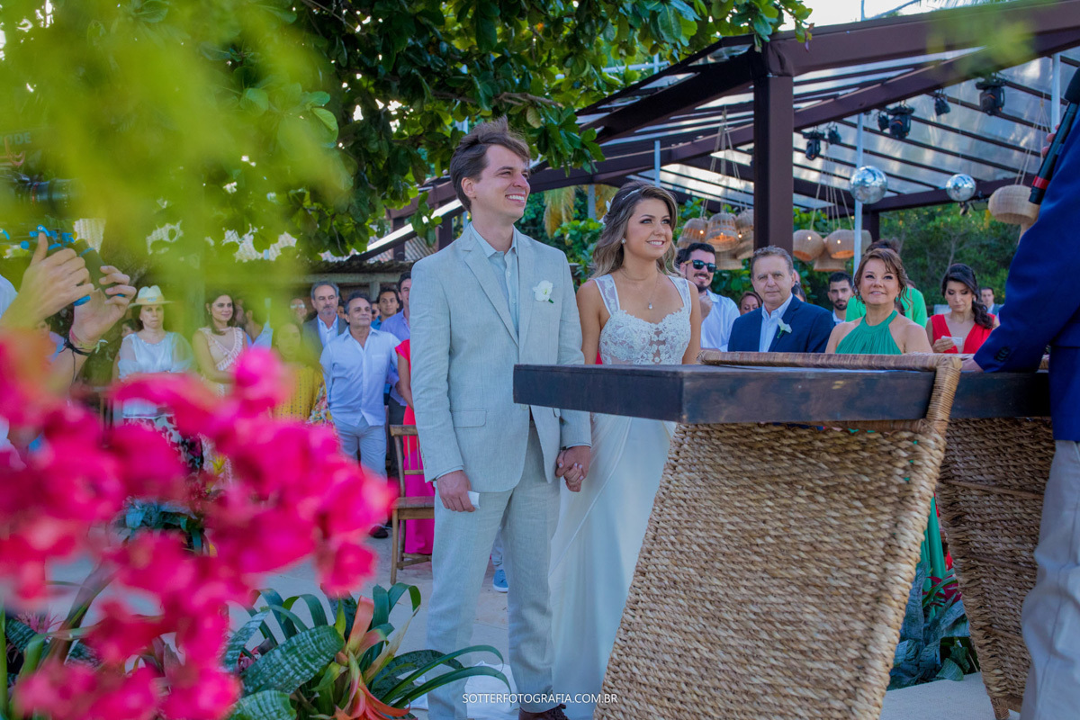 OS MELHORES FOTOGRAFOS DE CASAMENTO DE TRANCOSO FIZERAM ESSA FOTO LINDA DESSE CASAL 