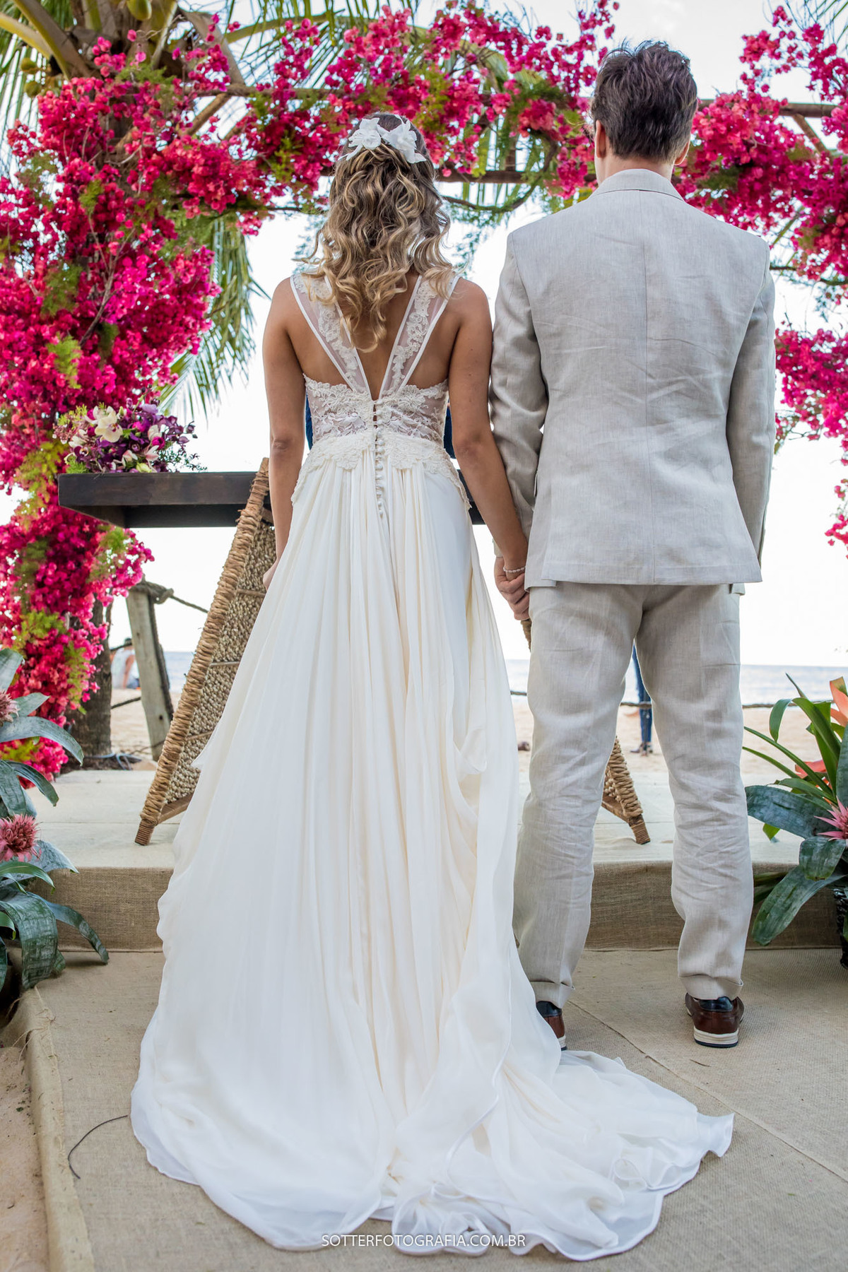 DE MÃOS DADAS OS NOIVOS DURANTE A CERIMÔNIA EM TRANCOSO PELO OLHAR DO FOTOGRAFO DE CASAMENTO 