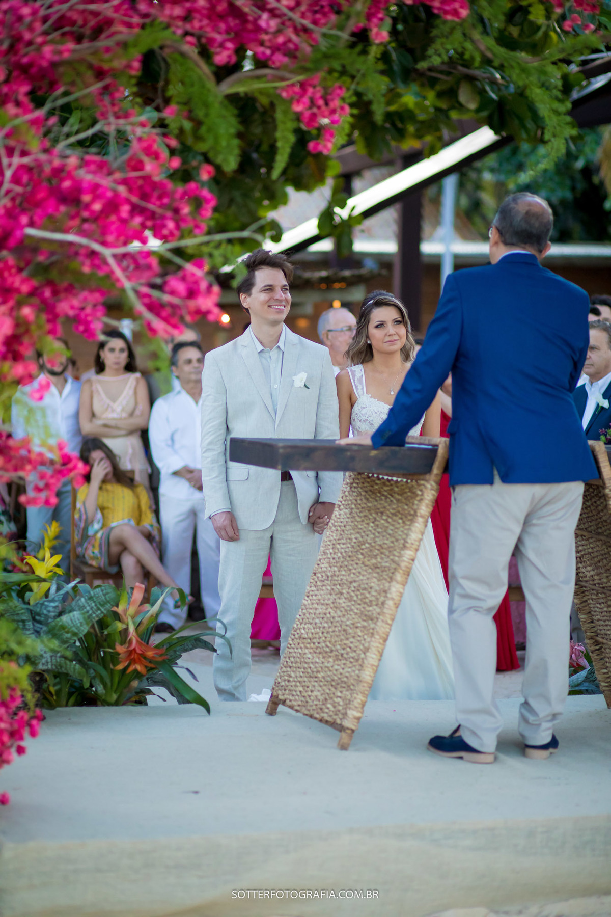 NOIVO SORRINDO NO CASAMENTO EM TRANCOSO FOTOGRAFIA DE SOTTER