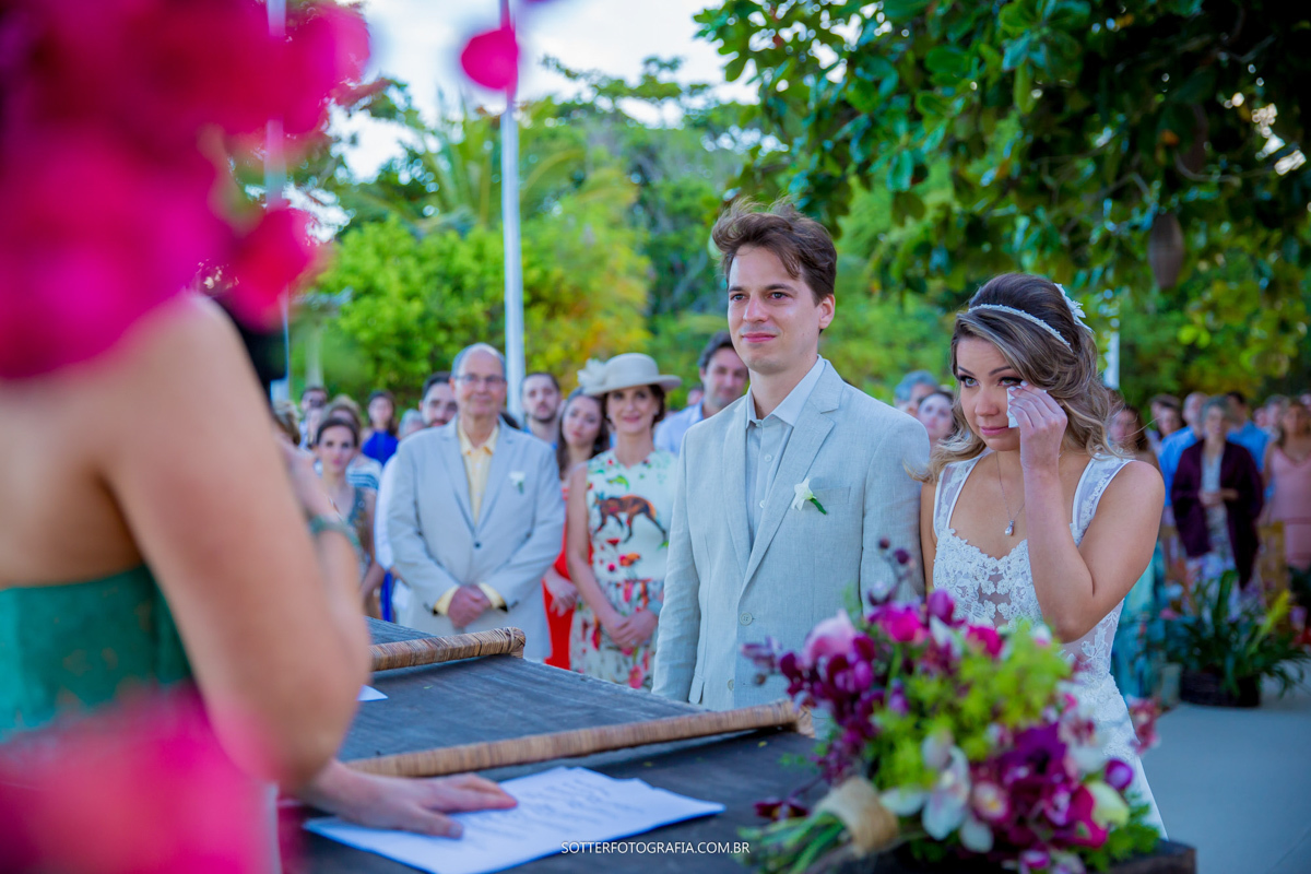 NOIVA ENXUGANDO AS LAGRIMAS NO CASAMENTO EM TRANCOSO REGISTRADO POR SOTTER FOTOGRAFIA 