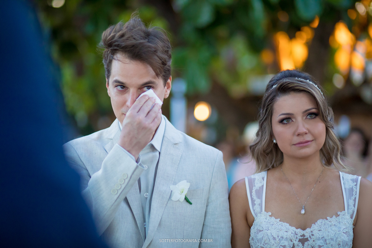 FOTOGRAFO DE CASAMENTO EM TRANCOSO REGISTRANDO O MOMENTO QUE O NOIVO ENXUGA AS LAGRIMAS