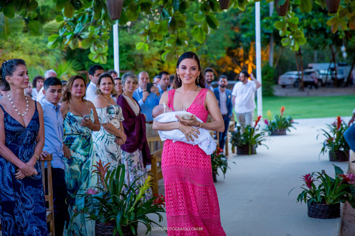 ENTRADA DAS ALIANÇAS COM UMA BEBÊ EM TRANCOSO PELO OLHAR LINDO DA SOTTER FOTOGRAFIA 