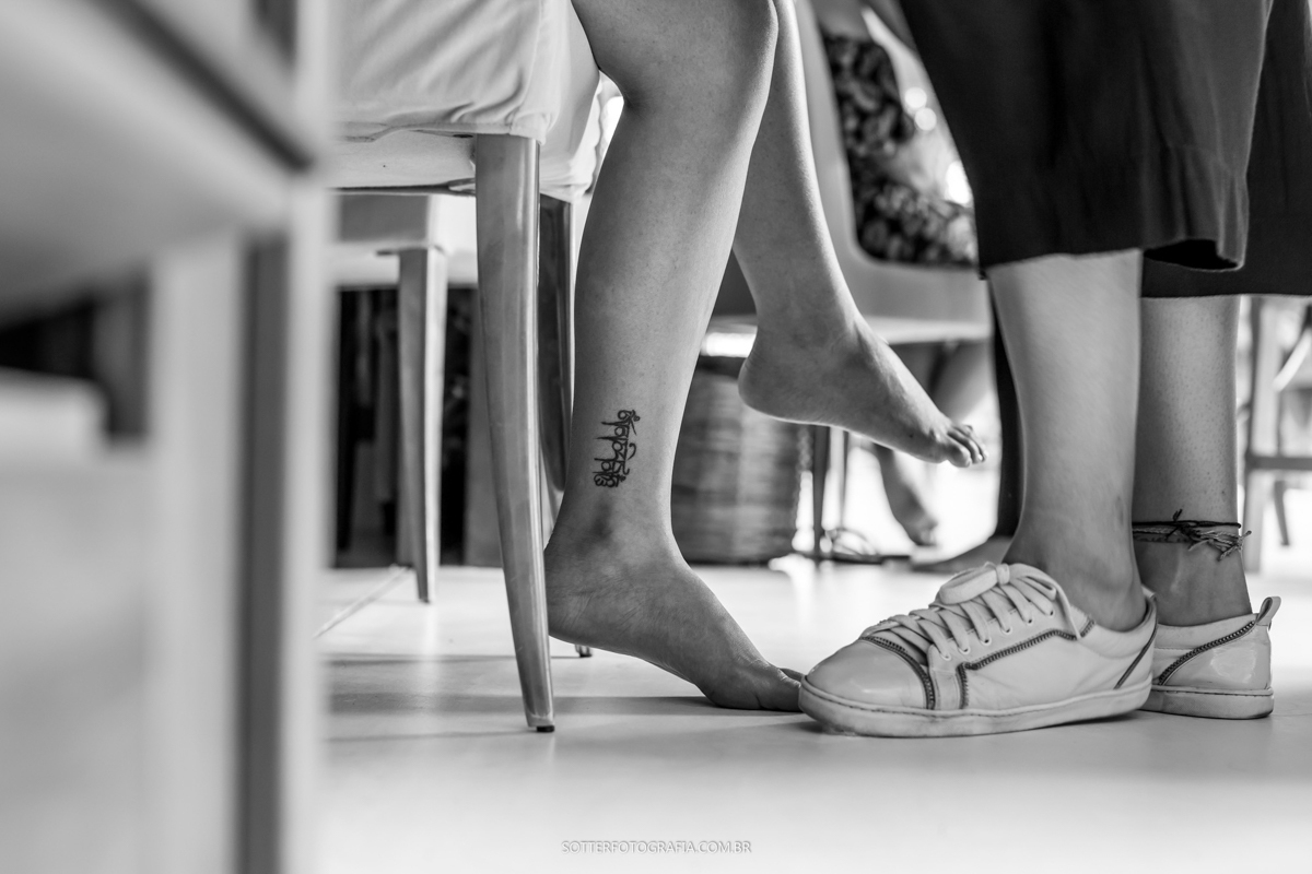 Tatuagem da NOIVA em uma foto preto e branco SOTTER FOTOGRAFIA casamento em TRANCOSO