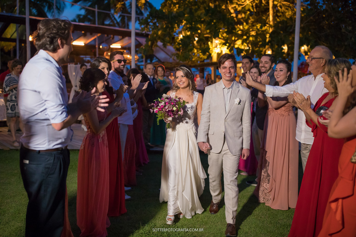 SAIDA DOS NOIVOS POR SOTTER FOTOGRAFIA CASAMENTO EM TRANCOSO 