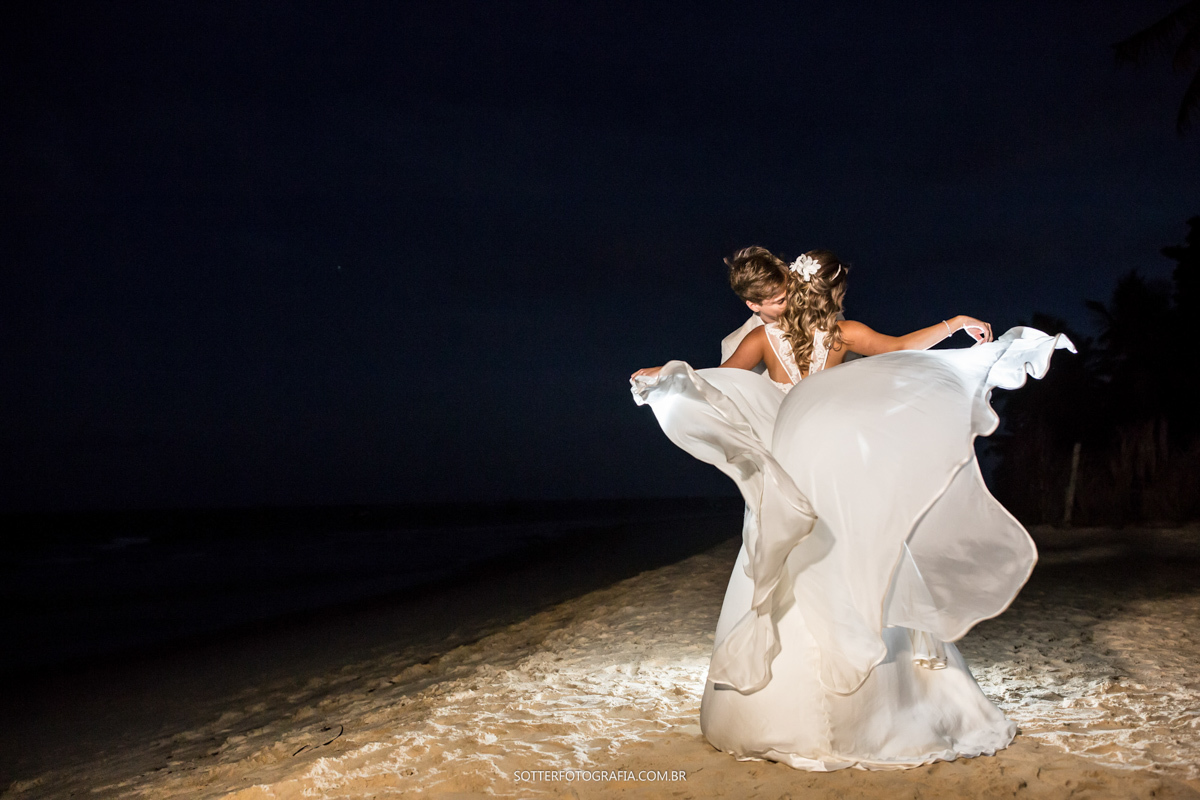FOTOGRAFO DE CASAMENTO EM TRANCOSO ENSAIO APÓS A CERIMÔNIA NA PRAIA 