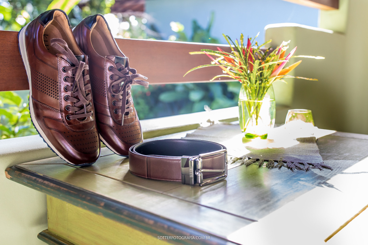 Fotografo de casamento em Trancoso - Sotter Fotografia making off do noivo cinto e sapato marrom