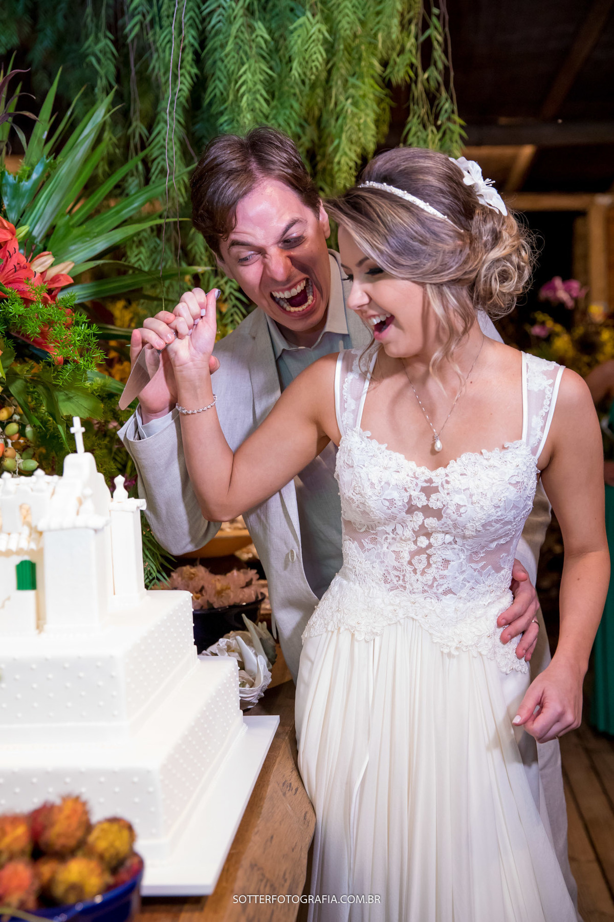 NOIVOS NA MESA DE BOLO COM IGREJINHA DE TRANCOSO SOTTER FOTOGRAFIA 