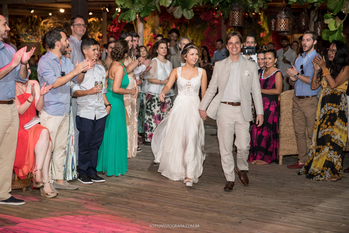 entrada dos noivos na pista de dança animação e muita festa durante o casamento registro da SOTTER FOTOGRAFIA 