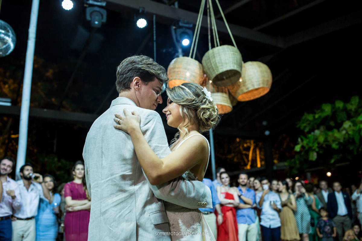 DANÇA DOS NOIVOS EM TRANCOSO DURANTE O CASAMENTO FOTOGRAFO SOTTER 