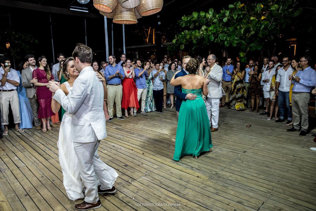 noivos na pista de dança em TRANCOSO 