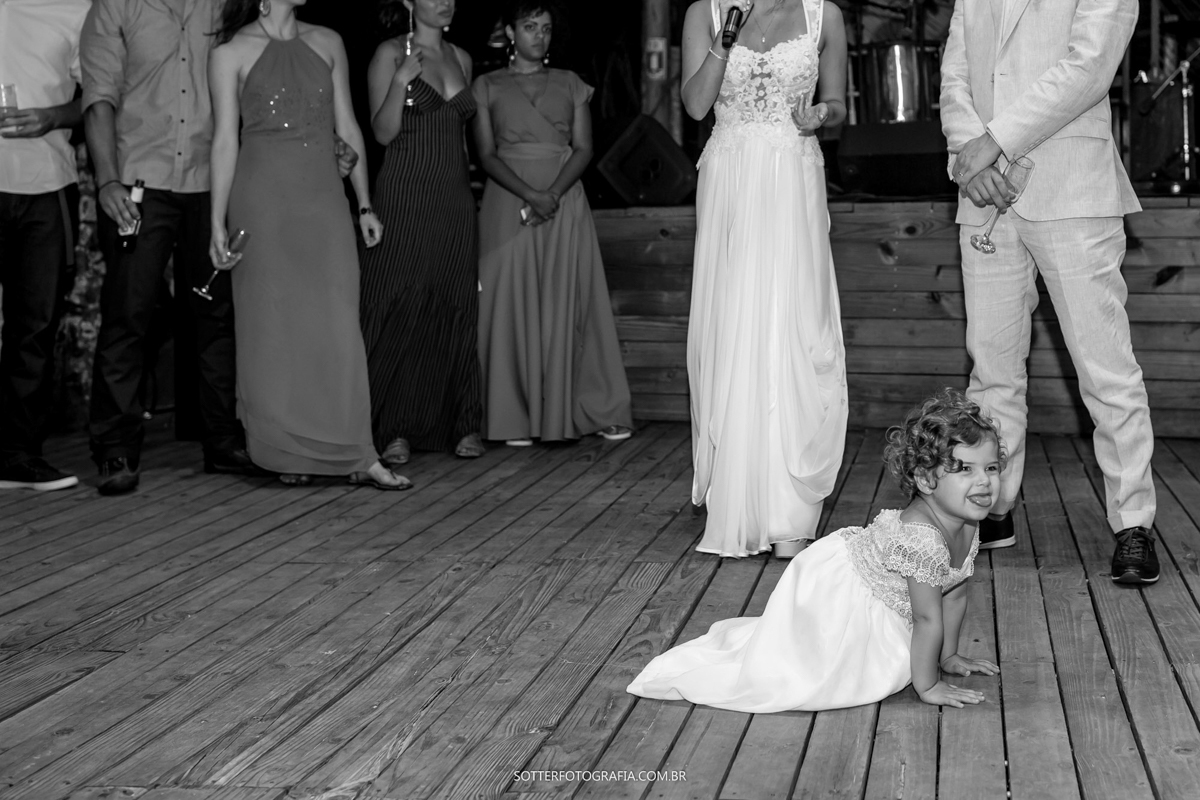 fotografo de casamento em trancoso registrando uma criança na pista de dança