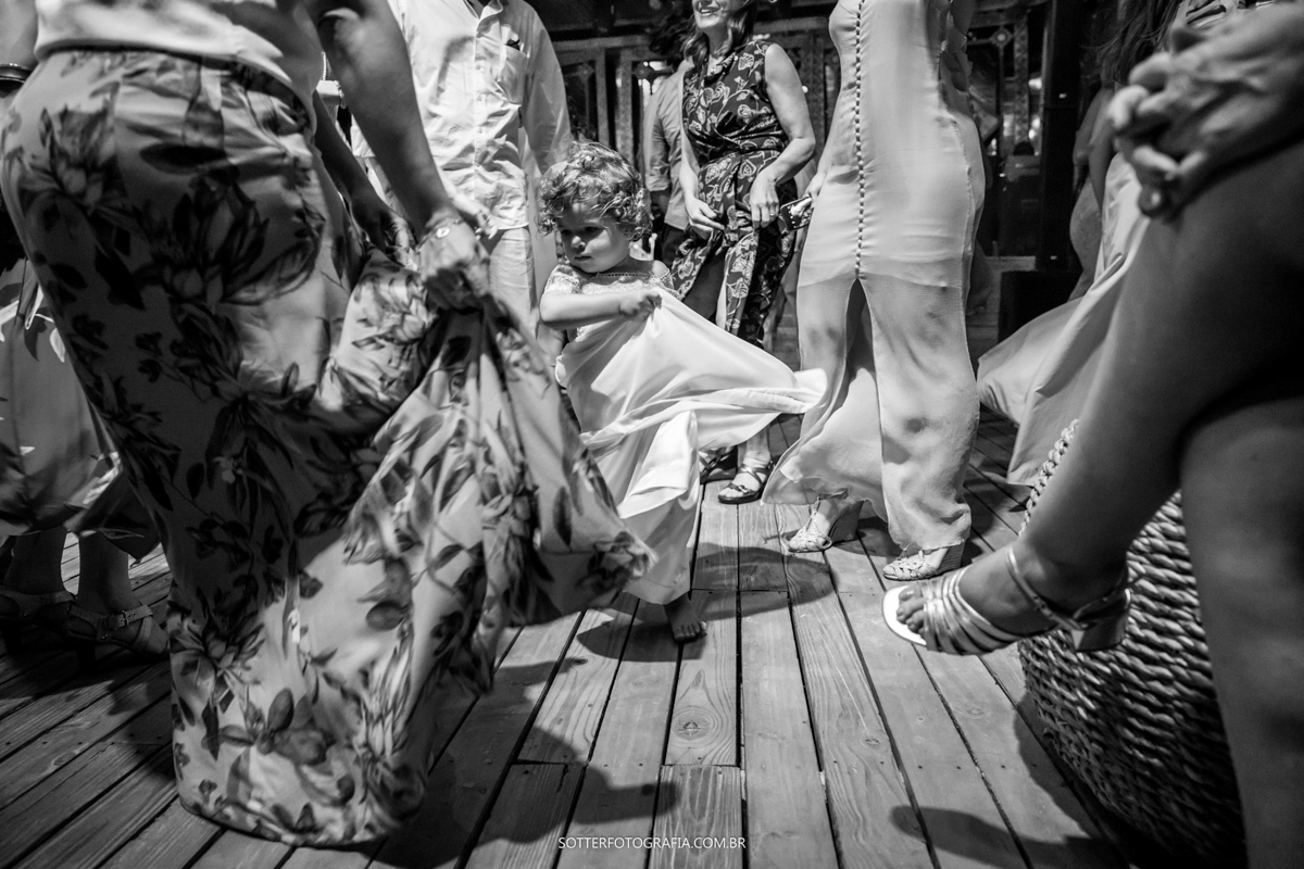 crianças dançando no casamento em trancoso sotter fotografia 