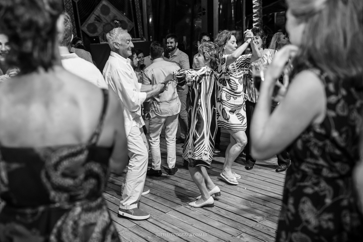 FOTOGRAFO DE CASAMENTO EM TRANCOSO BAHIA AVÓS NA PISTA DE DANÇA 