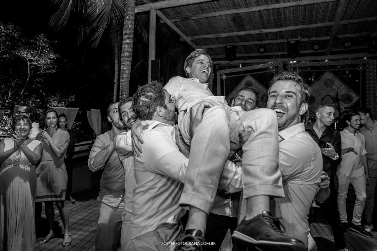 AMIGOS LEVANTANDO O NOIVO DURANTE O CASAMENTO EM TRANCOSO 